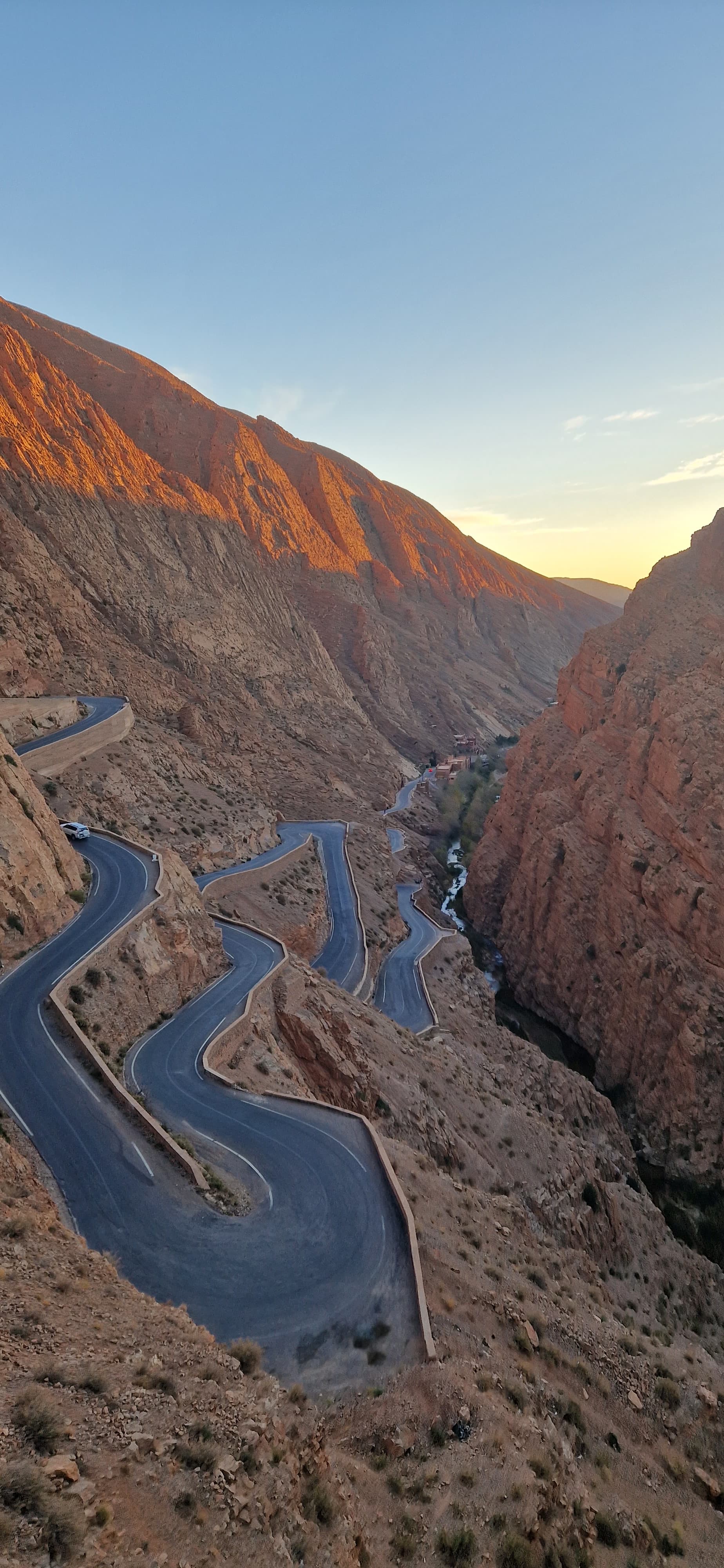 Morocco desert highway roads - authentic travel routes and itineraries